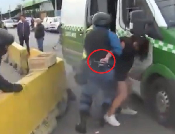 Mulher desarma policial e dispara contra três pessoas